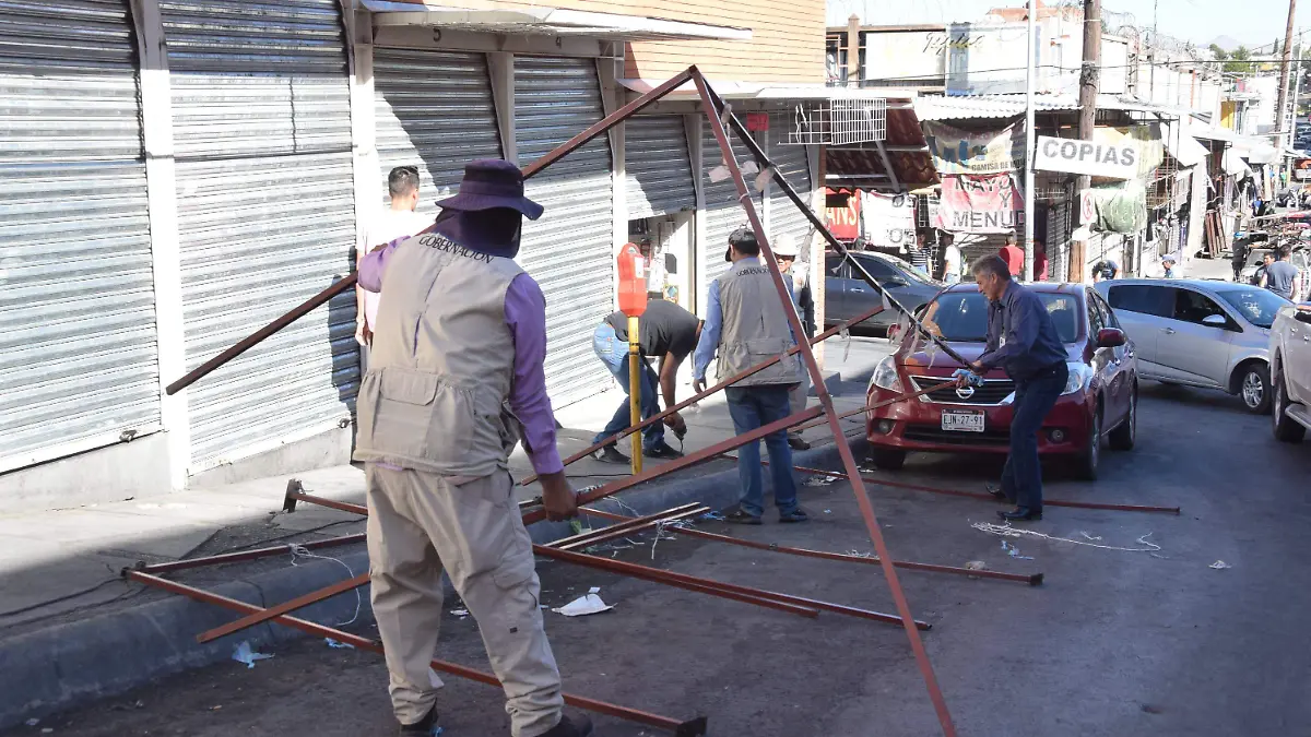 Operativo de inspectores de gobernacion retiran puestos,mesas y estructuras calle 4a y trias (28)